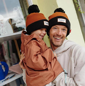 Шапка вязаная с помпоном Hello Hossy "Color Block Blacky", молочный шоколад